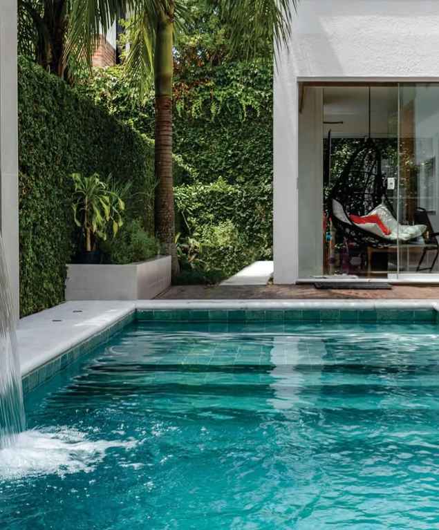 Piscina externa com cascata