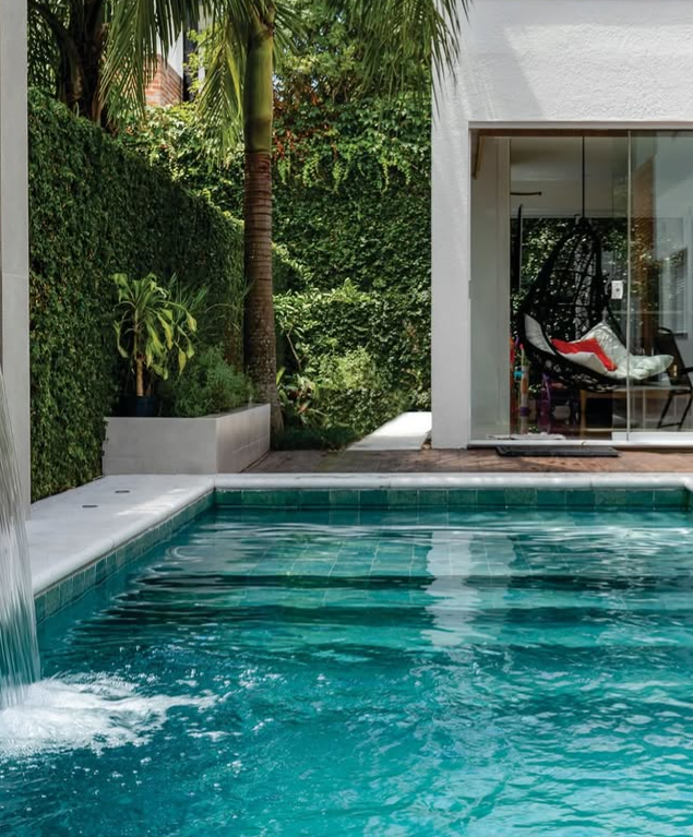 Piscina externa com cascata